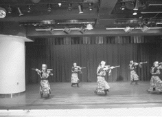 観客を魅了したエイサー