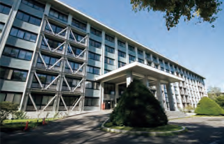 工学部正面玄関の外観。 (オンラインカラー)