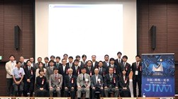 会長と受賞者の集合写真